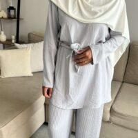 Ensemble Gris Perle – Top ceinturé & pantalon fluide