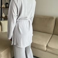 Ensemble Gris Perle – Top ceinturé & pantalon fluide