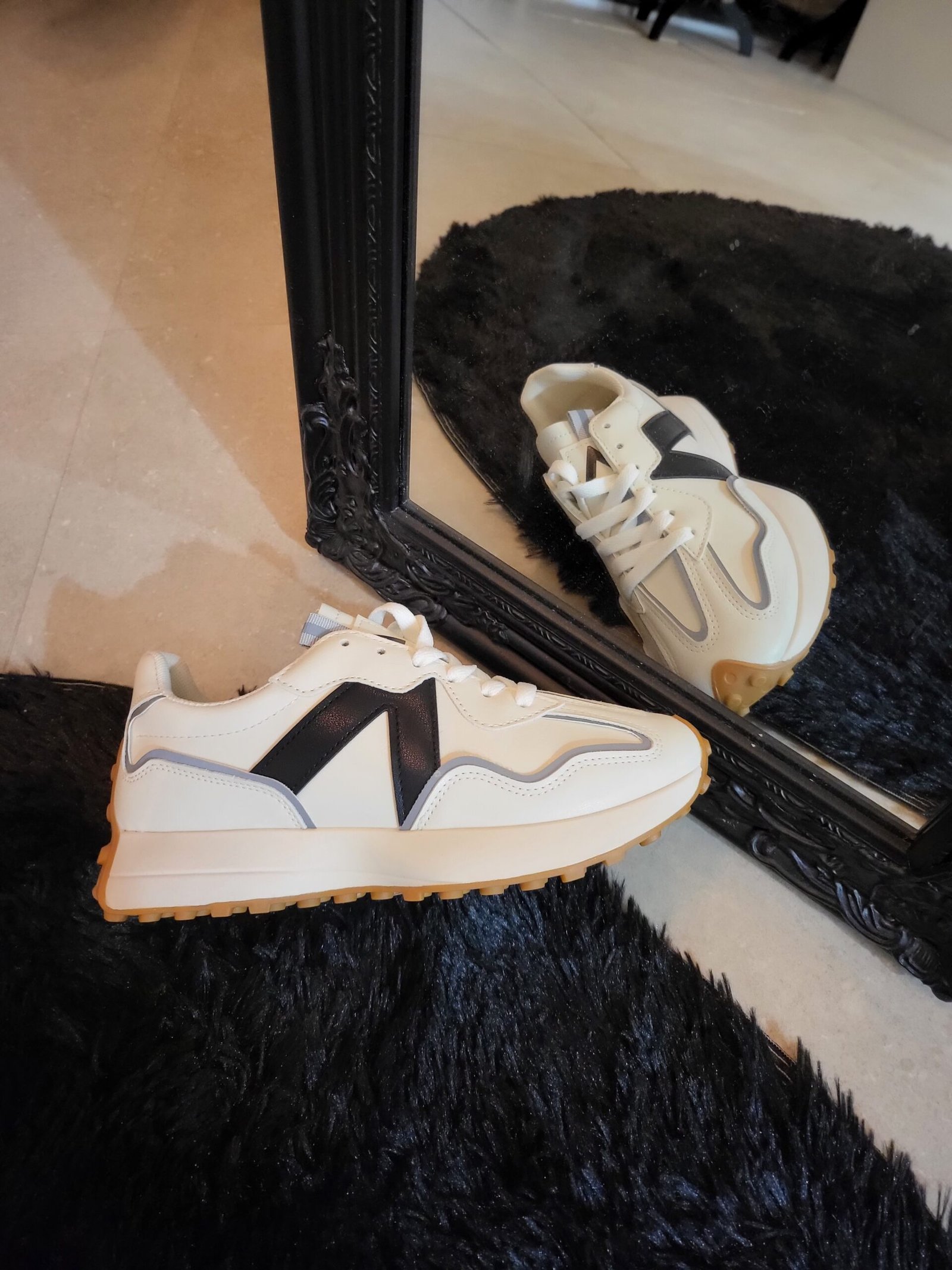 Baskets Blanches à Détails Noirs – Modèle : "Melya"