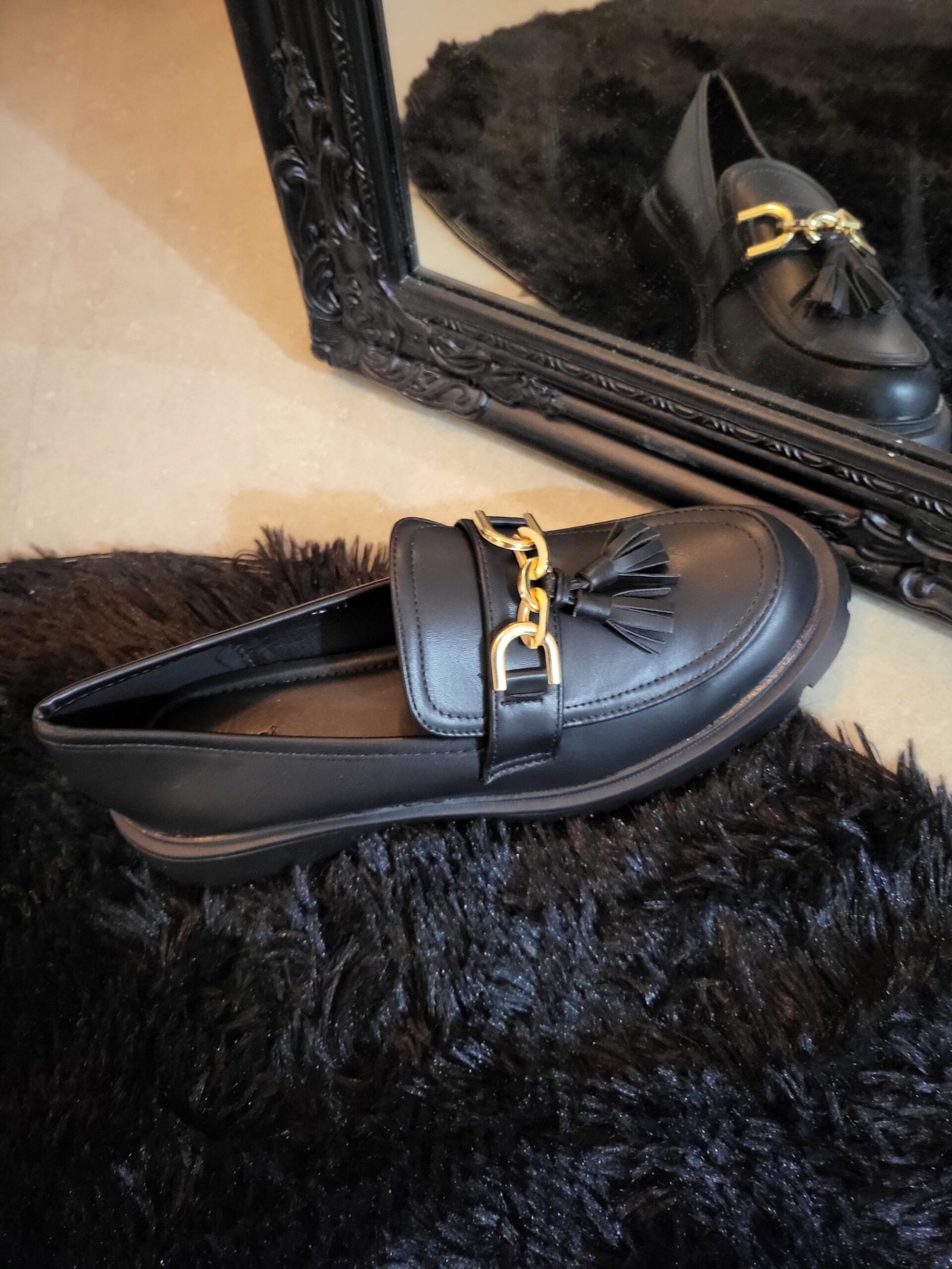 Mocassins Noirs à Chaîne Dorée – Modèle : "Layane"